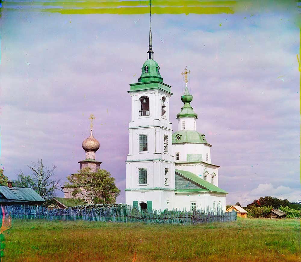 Belozersk. Gereja Syafaat dan menara lonceng, penampakan dari sisi barat daya. Latar belakang kiri: Gereja Nabi Elia. Musim panas 1909.