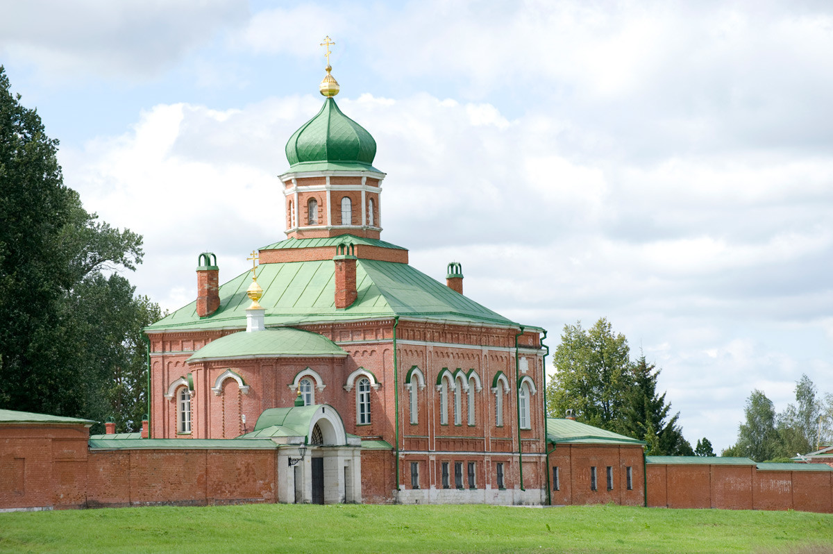 
Biara Spaso-Borodino. Gerbang Utara dan Gereja Pemenggalan Yohanes Pembaptis, penampakan timur laut. 21 Agustus 2012.