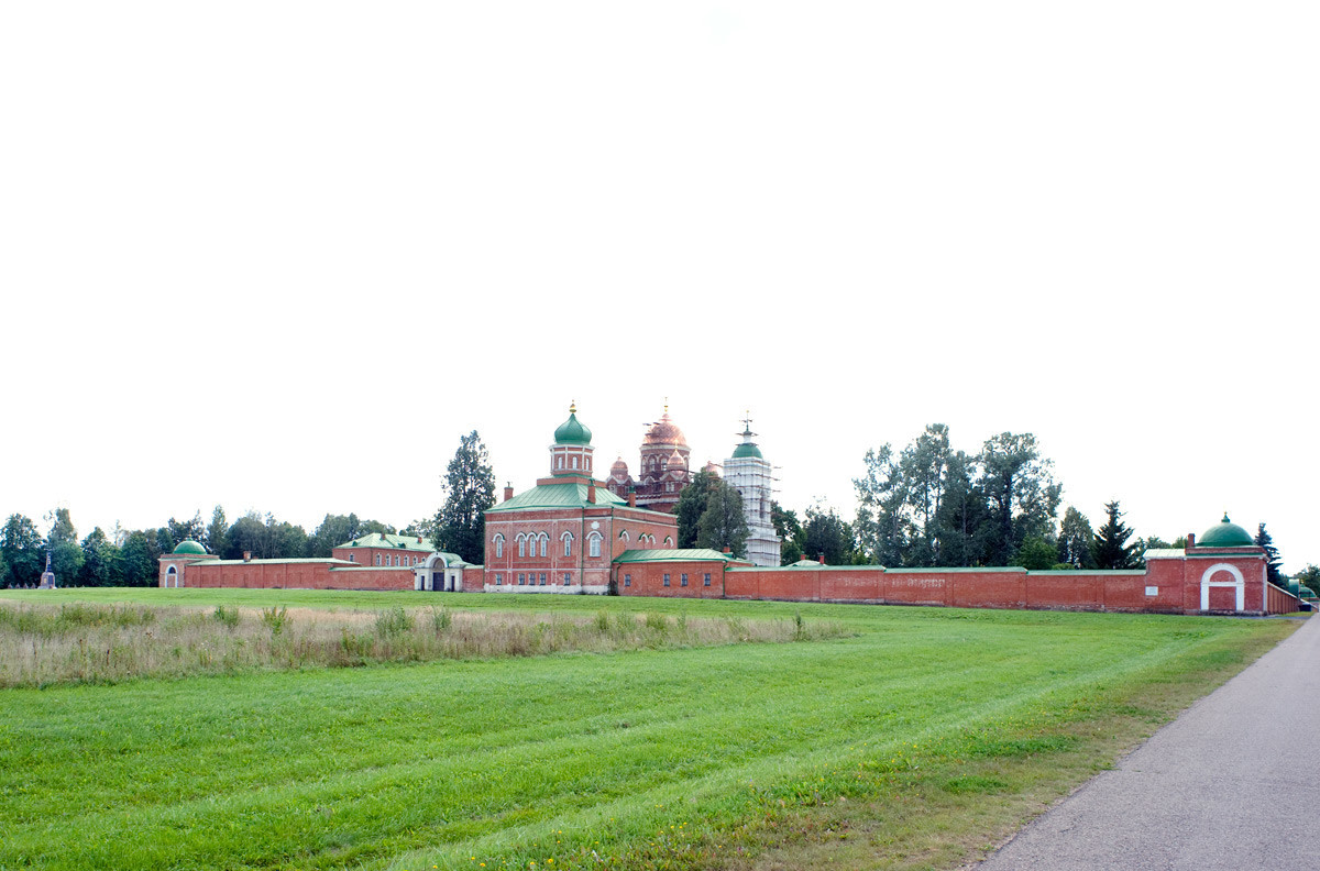 Biara Spaso-Borodino, penampakan barat laut. Tembok Utara, Gereja Pemenggalan Yohanes Pembaptis dan Katedral Ikon Vladimir. 21 Agustus 2012.