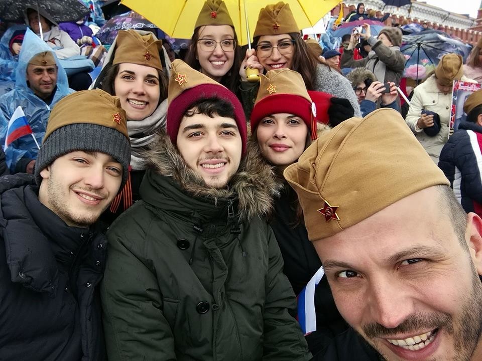 Људи у пилоткама на Дан Победе у Москви
