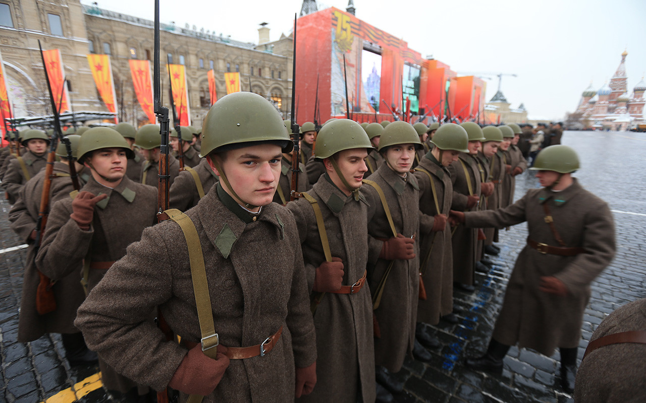 Rekonstrukcija parade 7. studenog 1941. na Crvenom trgu.

