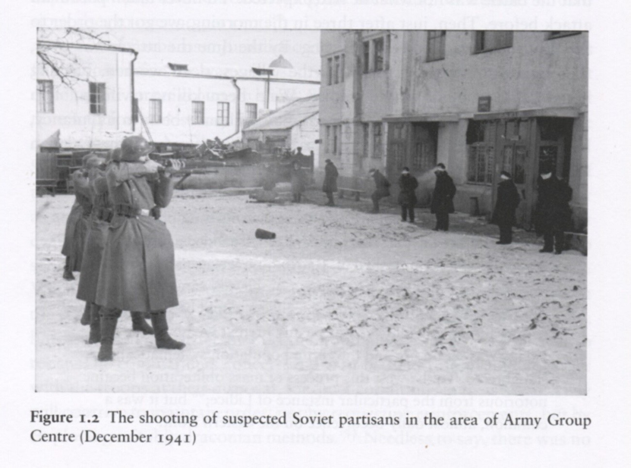 Njemački okupatori strijeljaju partizane.

