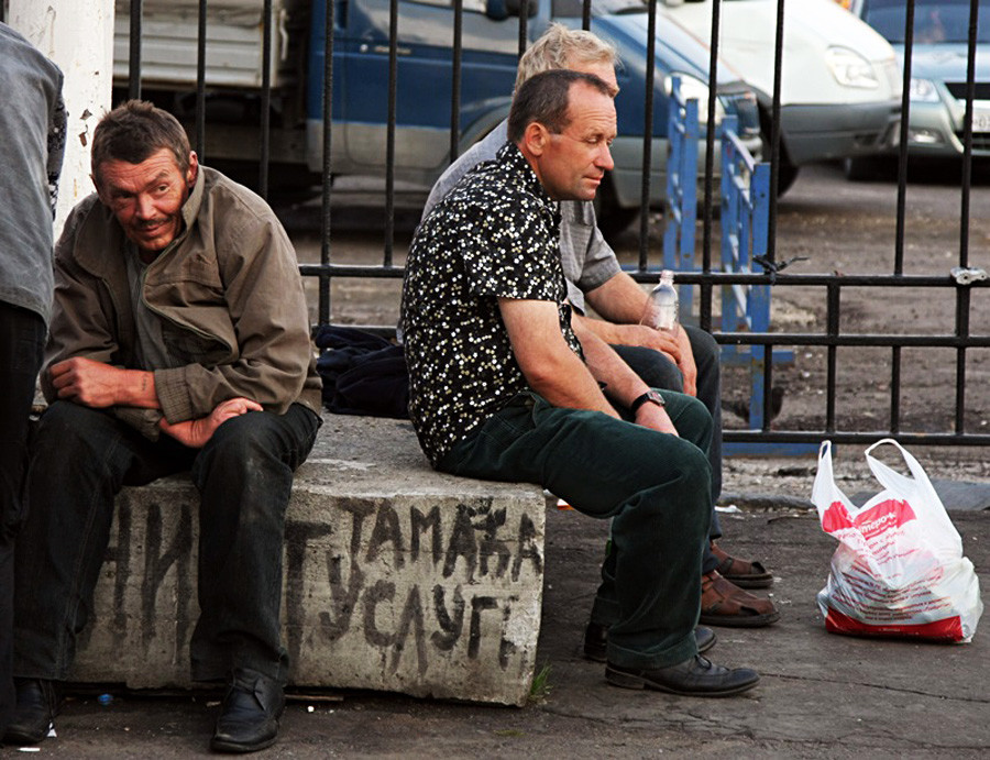 Muškarci na Trgu tri željezničke postaje u Moskvi

