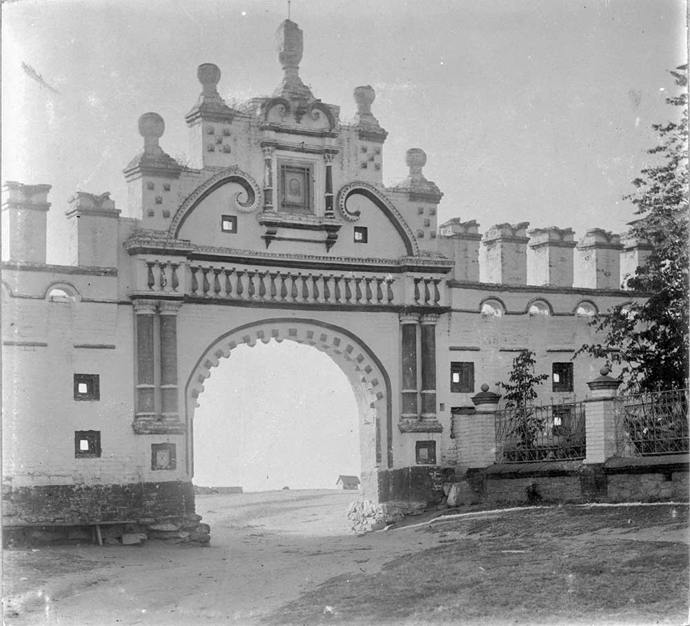 Verkhoturye. North kremlin wall, view from east side. Late summer 1909