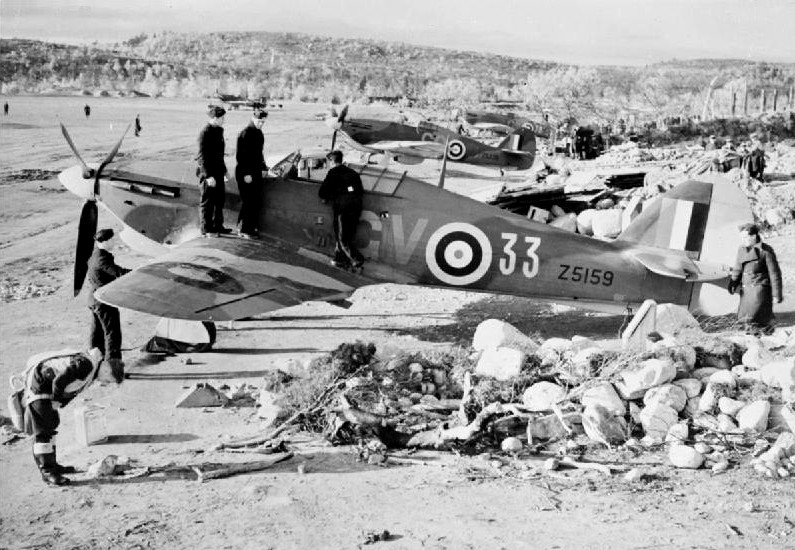 Avión de la RAF Hawker Hurricane en el aeródromo en Váienga (a 10 km de Múrmansk), otoño de 1941.