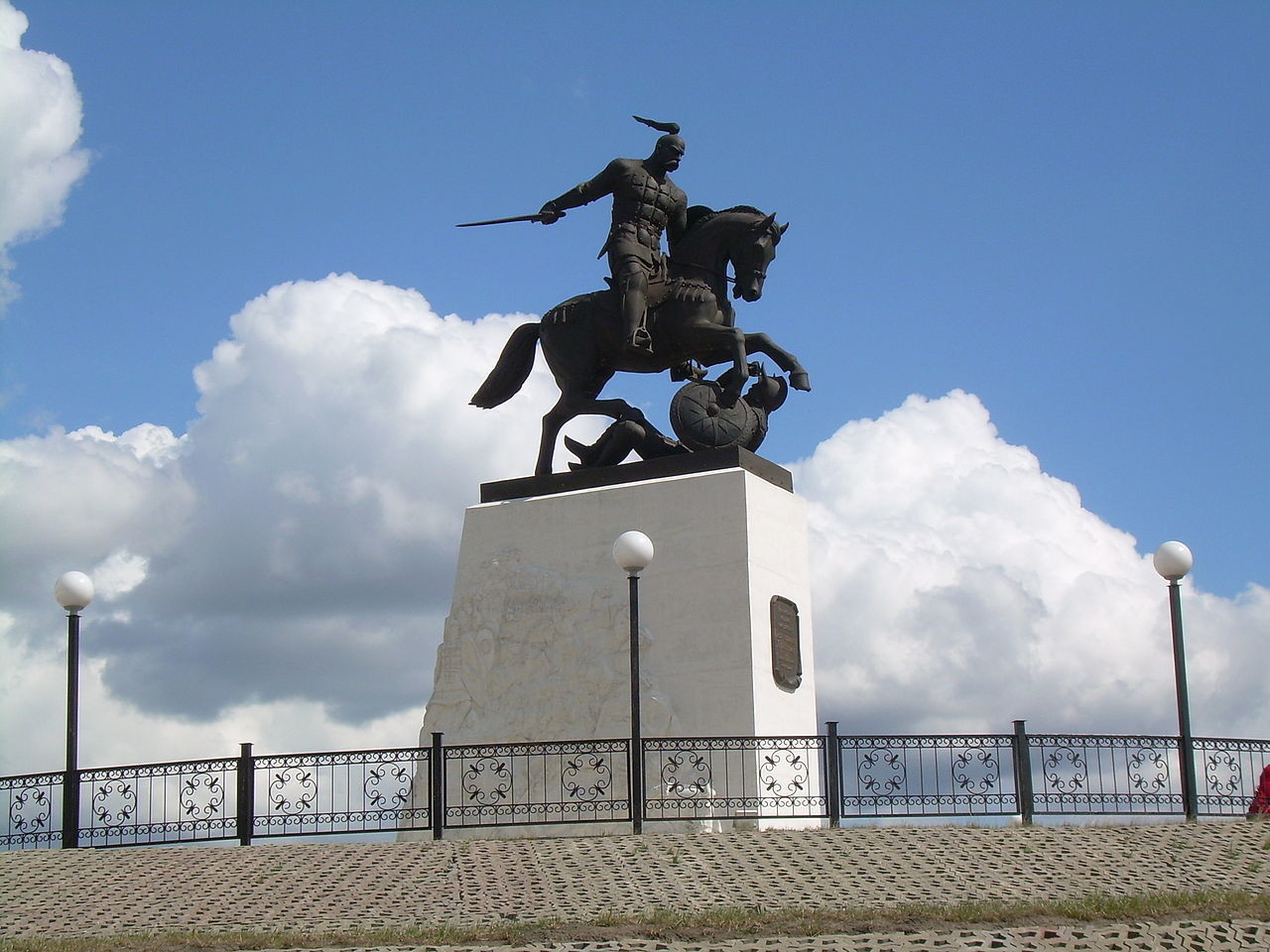 Monumento al Gran Príncipe Sviatoslav en Jolki.