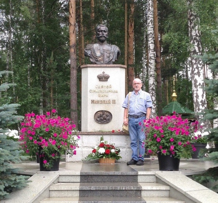 Пол Гилберт крај споменика Николају II код рудника Гањине Јаме. Џелати су оставили тела чланова царске породице у овом напуштеном руднику.