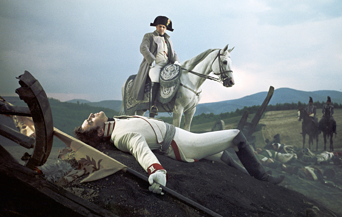 セルゲイ・ボンダルチュック監督の映画、「戦争と平和」のシーン。ボルコンスキー役のヴャチェスラフ・チーホノフ（前景）とナポレオン役のウラジスラフ・ストルジェルチク（馬に乗っている）。