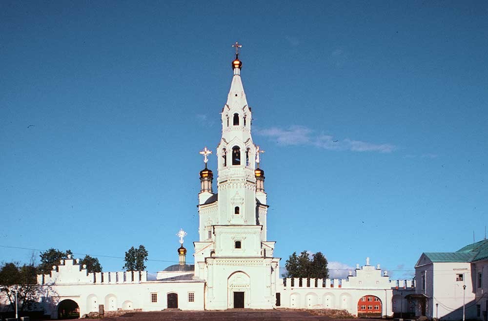 Verkhoturye. Katedral Trinitas dan menara lonceng, dinding Kremlin. Penampakan barat. 26 Agustus 1999.
