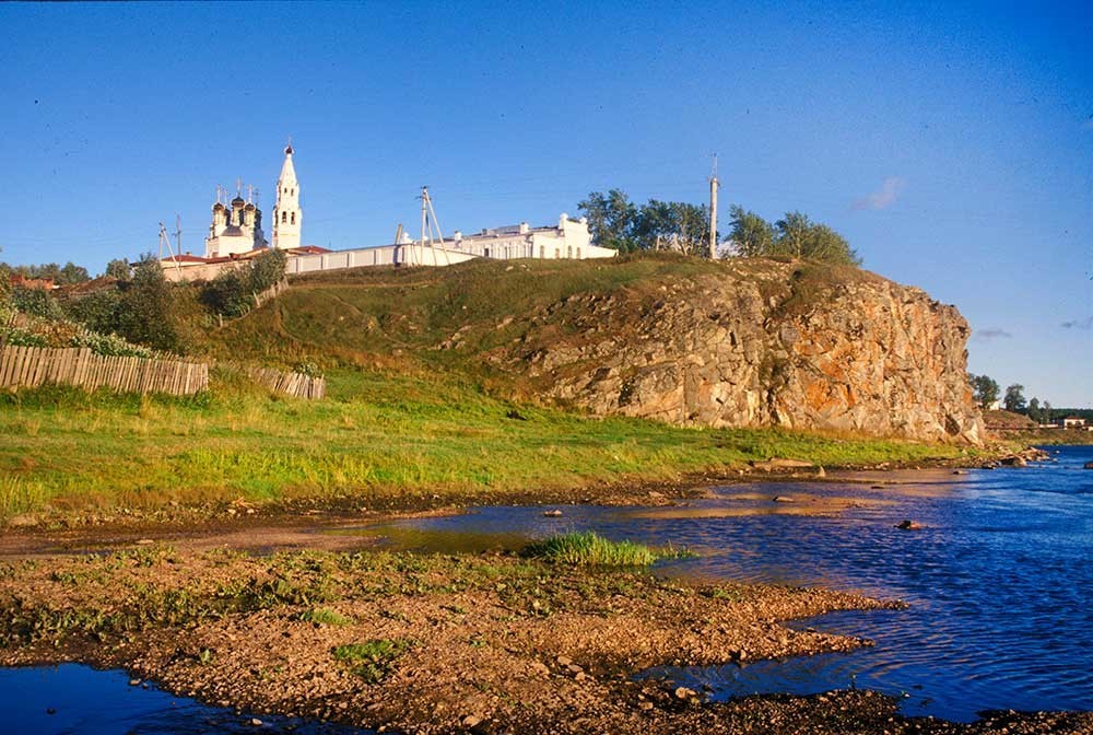 Kremlin Verkhoturye di Batu Trinitas di atas Sungai Tura. Kiri: Katedral Trinitas dan menara lonceng, penampakan barat laut. 26 Agustus 1999.