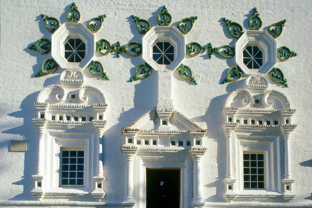 Katedral Trinitas. Fasad selatan dengan hiasan keramik. 27 Agustus 1999.