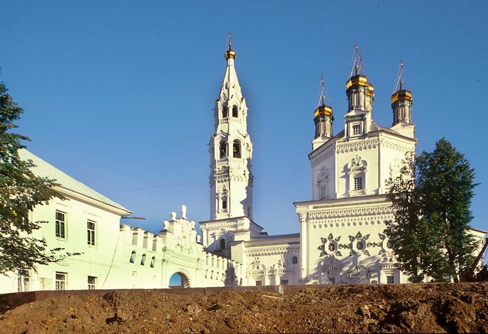 Katedral Trinitas dan menara lonceng. Penampakan selatan dengan dinding Kremlin. 27 Agustus 1999.