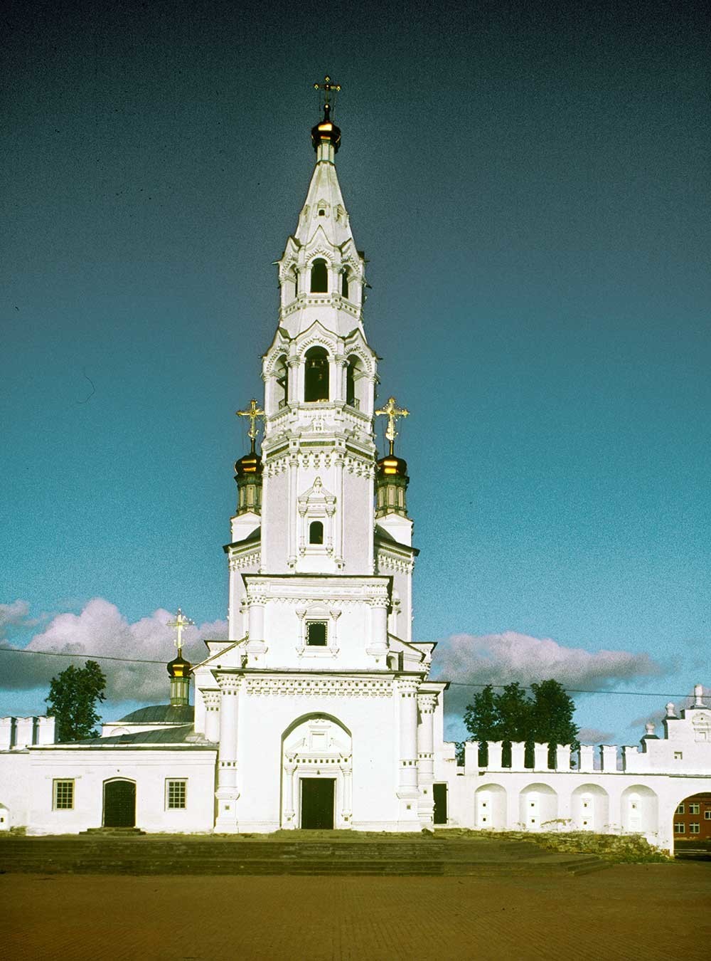 Menara lonceng Katedral Trinitas. Penampakan barat. 26 Agustus 1999.

