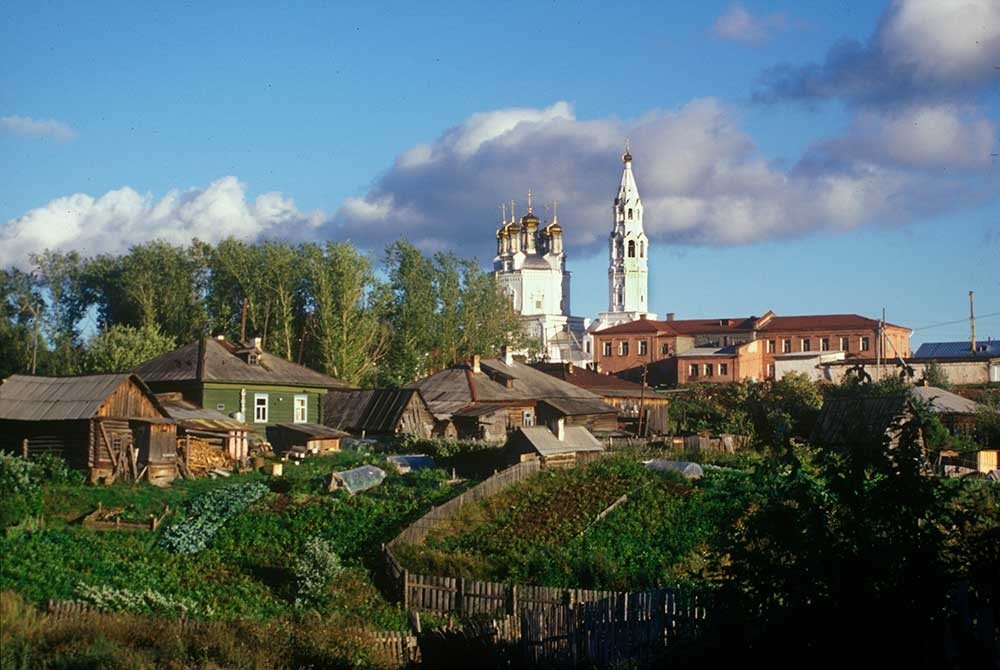 
Katedral Trinitas dan menara lonceng. Penampakan barat laut dengan rumah-rumah kayu. 26 Agustus 1999.