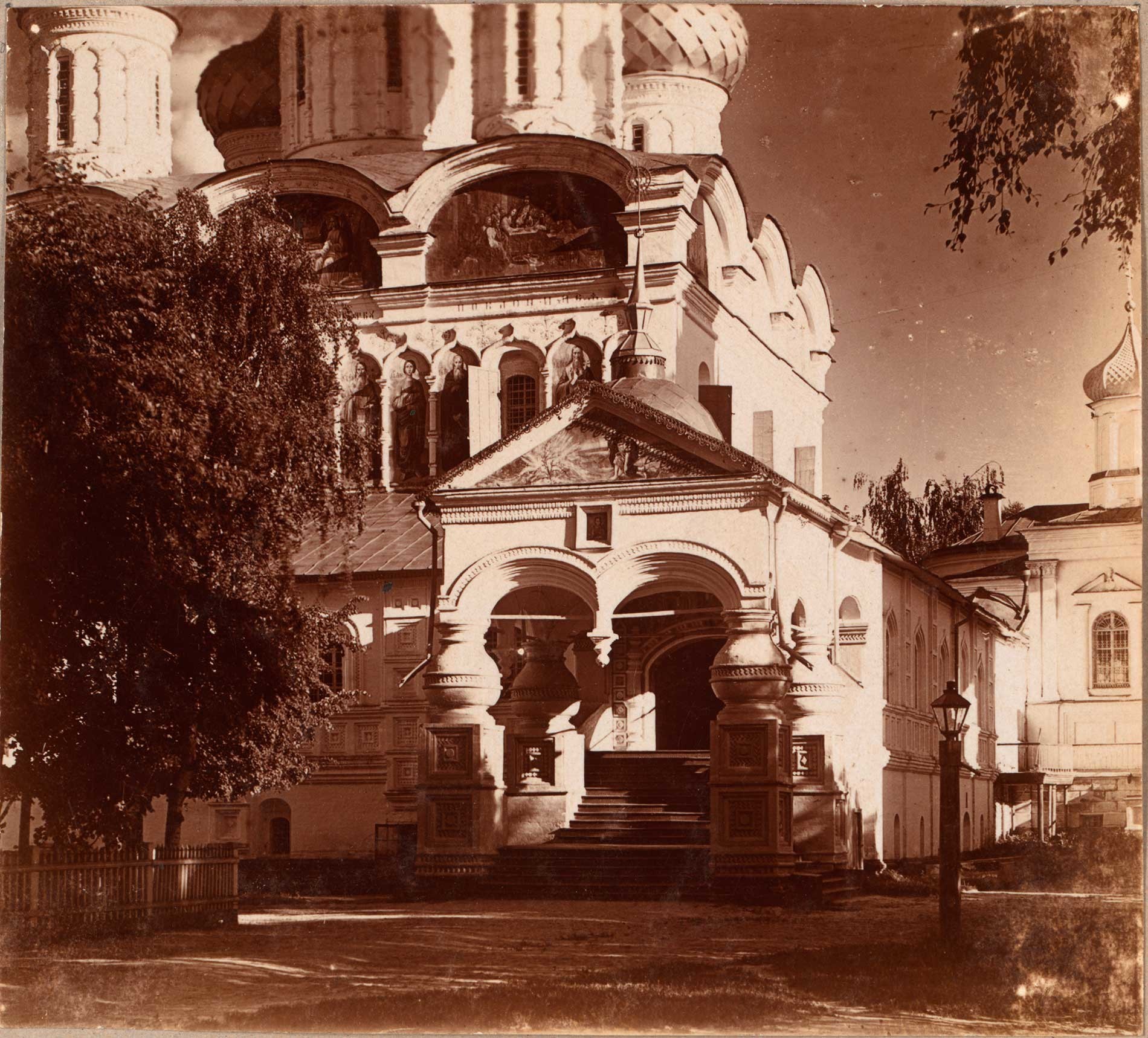 Monasterio Ipátiev. Catedral de la Trinidad, esquina noroeste con porche y escaleras a la galería oeste. Verano de 1910.