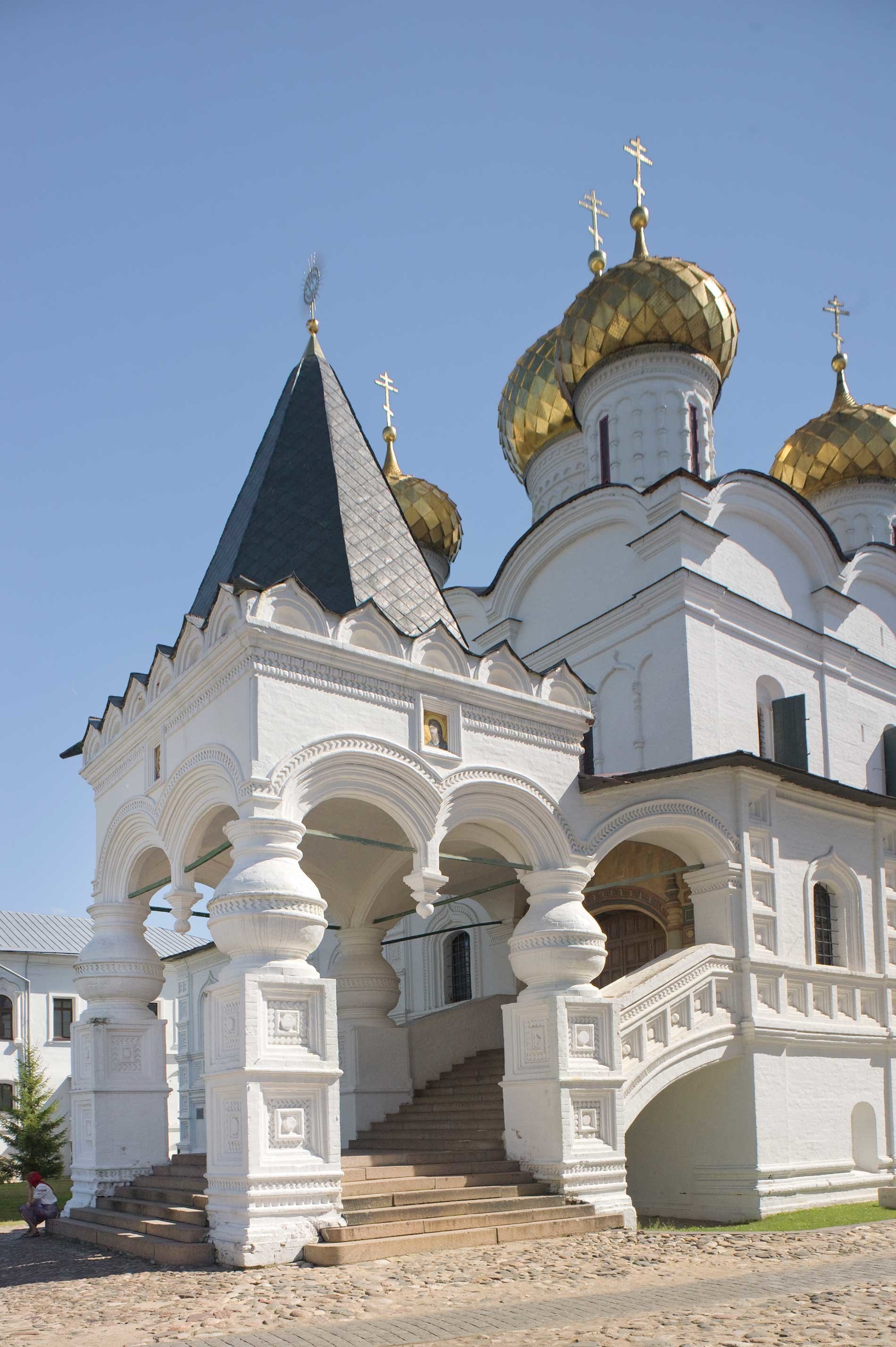 Monasterio Ipátiev. Catedral de la Trinidad, esquina noroeste con porche y escaleras a la galería oeste. Verano de 2017.