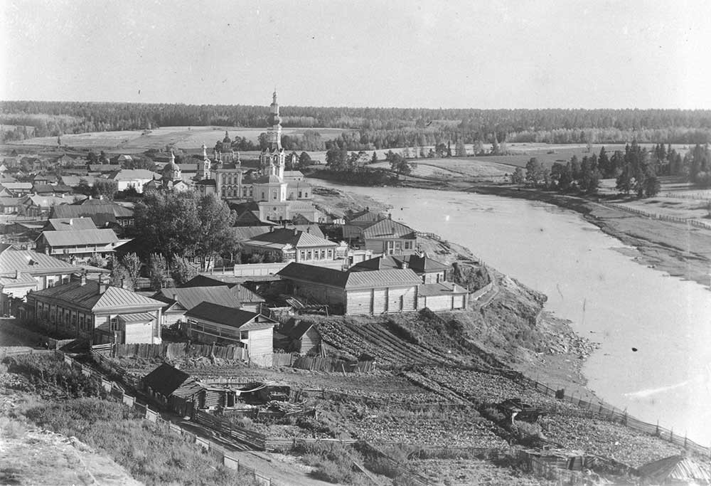 Fiume Tura. Vista a sud dal campanile della Cattedrale della Trinità. A sinistra: Convento dell’Intercessione. Fine estate 1909
