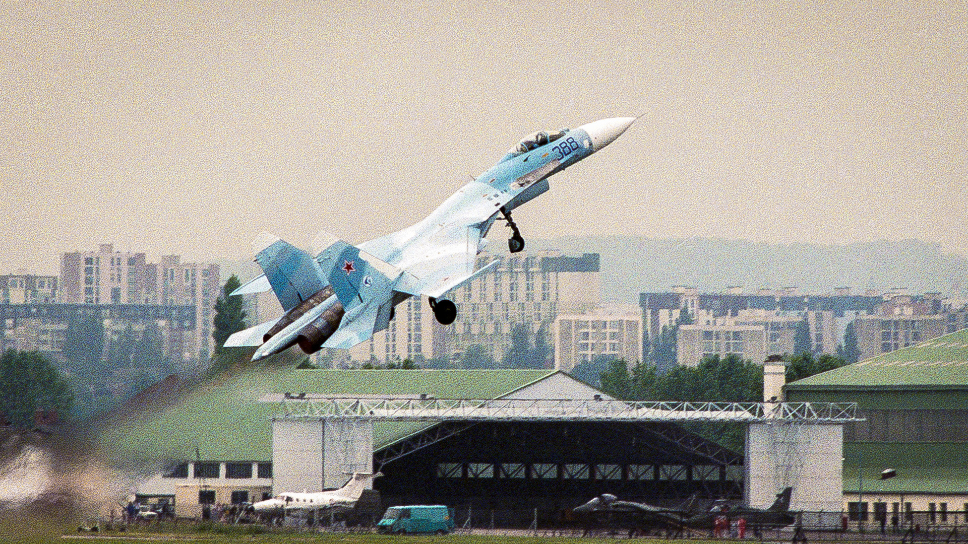 離陸中のSu-27、1989年。	ル・ブルジェでのパリ航空ショーにて。