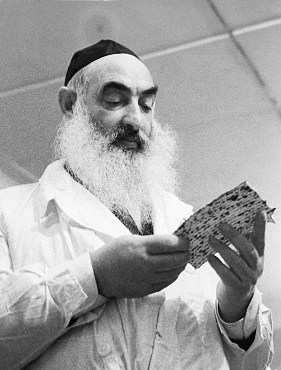 Rabbi Yehuda Leib Levin memeriksa matzoh buatan pabrik. 1968, Moskow.