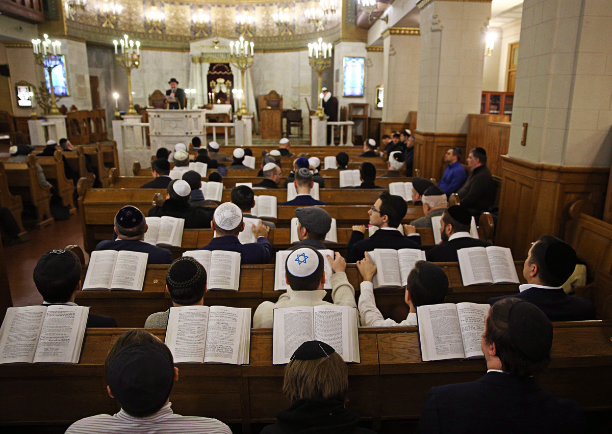 Orang Yahudi membaca Taurat ketika mereka menghadiri perayaan Paskah di Sinagoga Moscow Choral di Bolshoi Spasogolenishchevsky Lane, 2018.
