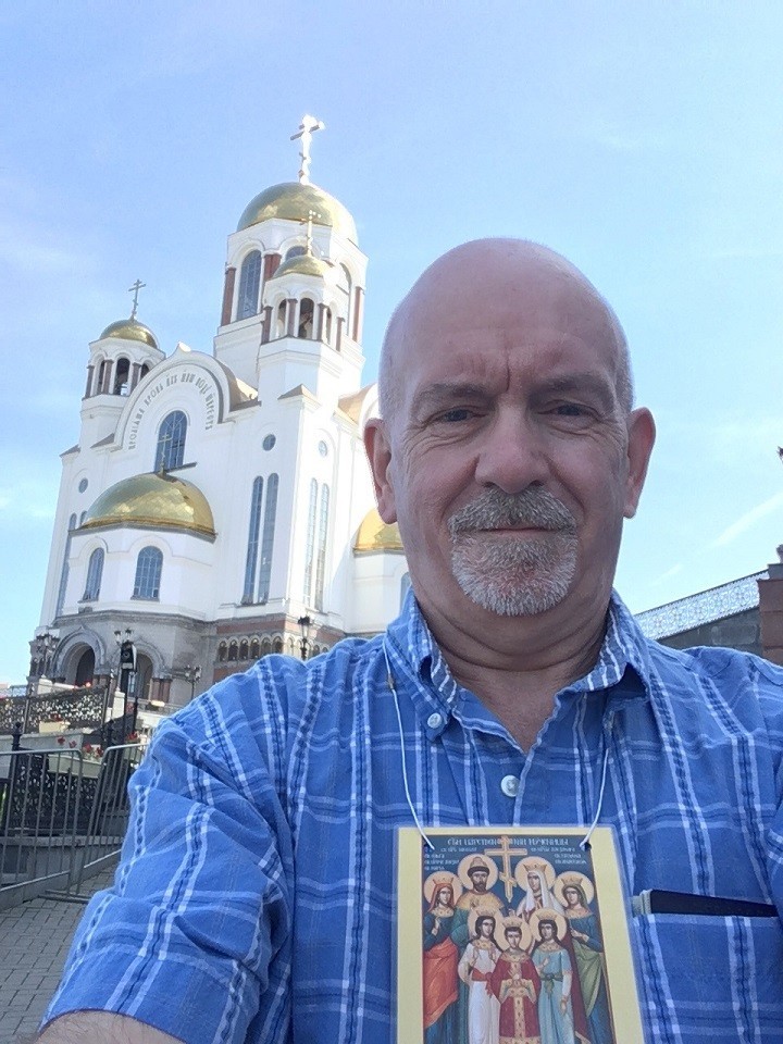 Paul Gilbert pred cerkvijo Vseh svetih v Jekaterinburgu, zgrajeno na mestu, kjer so bili ustreljeni ruski car Nikolaj II. in njegova družina.
