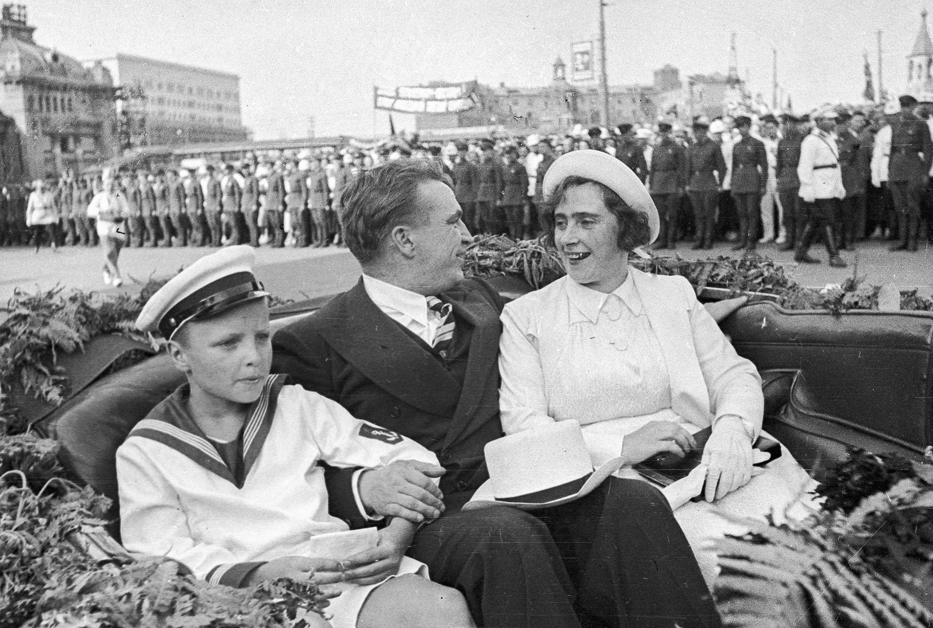 Waleri Tschkalow mit seiner Frau Olga und seinem Sohn Igor nach dem erfolgreichen Direktflug über den Nordpol, 27. Juli 1937.