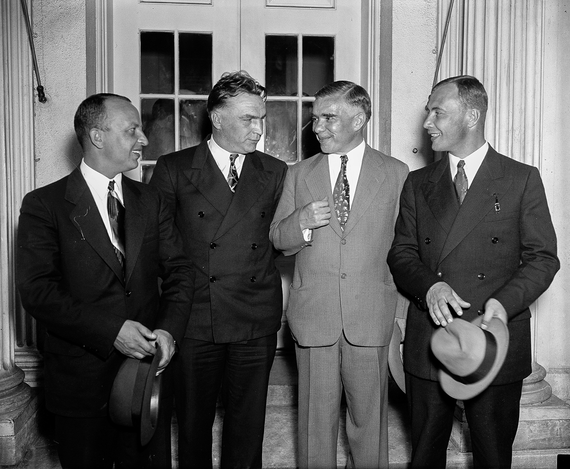 Die drei sowjetischen Piloten wurden im Weißen Haus von Präsident Roosevelt empfangen. Auf dem Foto von links nach rechts: Georgi Baidukow, Waleri Tschkalow, sowjetischer Botschafter in den USA und Alexander Beljakow.