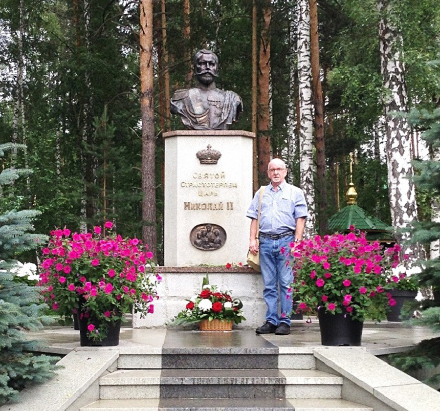 Paul Gilbert no Monumento a Nikolai 2°, em Ganina Iama, próximo a Iekaterimburgo, em 2018. Os corpos do tsar Nikolai 2° e de sua família foram secretamente transportados para este local a partir da Casa Ipatiev, onde eles foram assassinados.