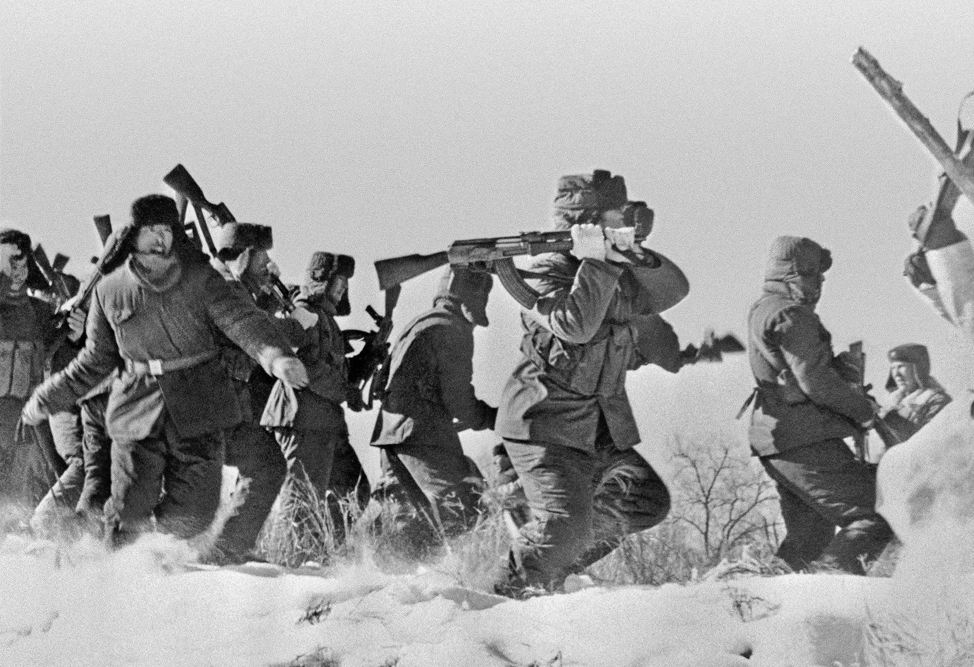 1969年の中ソ国境紛争。中国の部隊がソ連の領土であったダマンスキー島に侵入しようとしている。