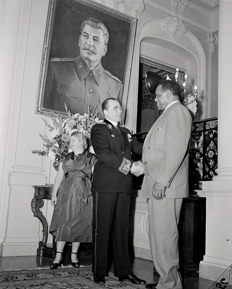 Руският посланик Георги Закухин посреща Пол Робсън в съветското посолство по случай 35-годишнината от Революцията през 1917 г., 1952 г.
