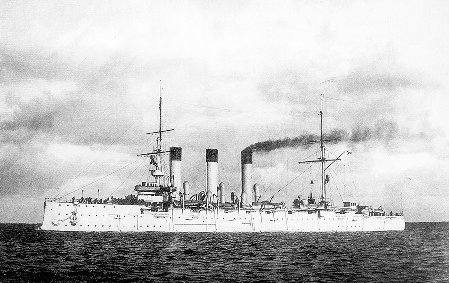 他のロシアの船に攻撃されたロシアの防護巡洋艦アヴローラ。