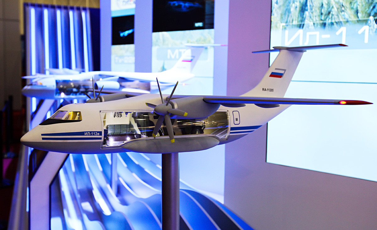 統一航空機製造会社のコーナーで展示された新型軍用輸送機「Il-112V」の模型。クビンカの軍事公園「パトリオット」の会議・展示センターで行なわれた軍事展覧会「アルミヤ2018」にて。