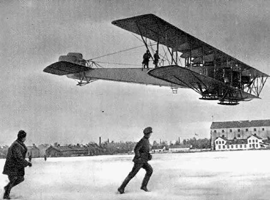 イーゴリ・シコルスキーによって開発され、第一次世界大戦で使われた航空機「イリヤー・ムーロメツ」。