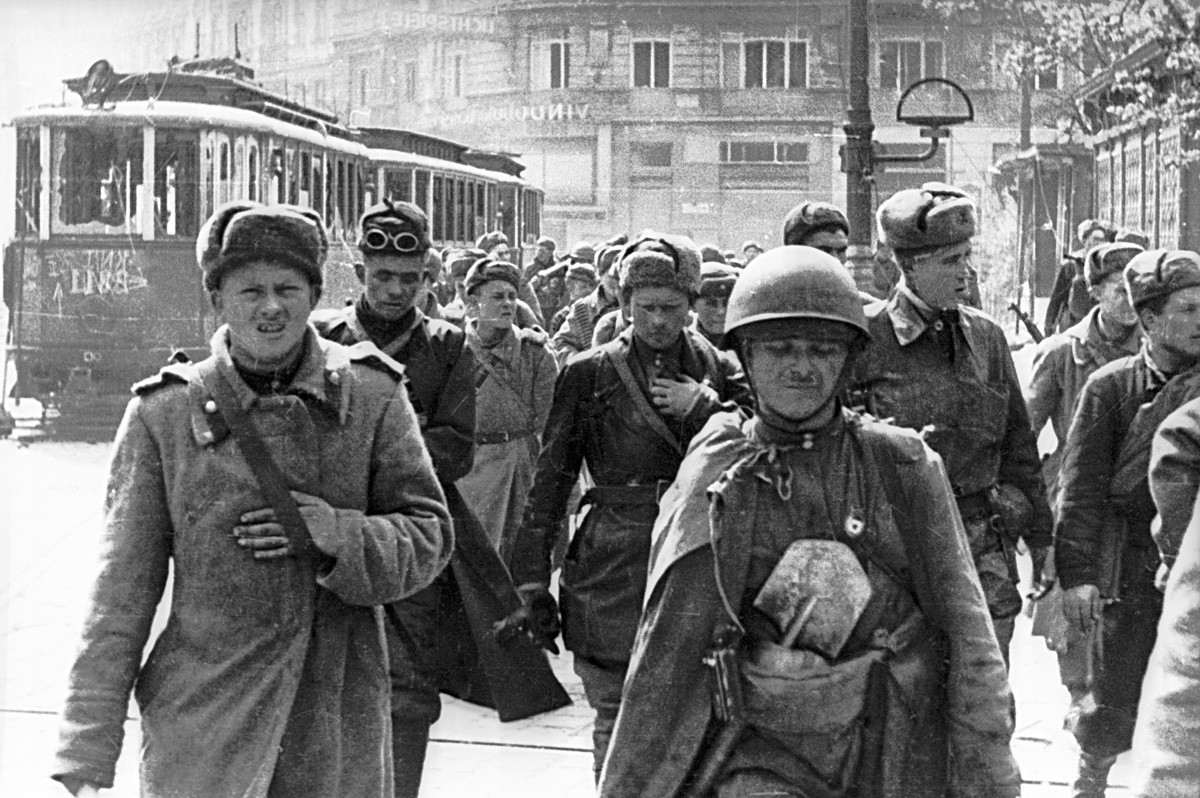 Sowjetische Soldaten marschieren durch die Straßen des befreiten Wiens. 