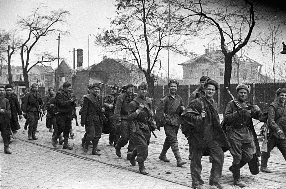 Sowjetische Soldaten im befreiten Wien