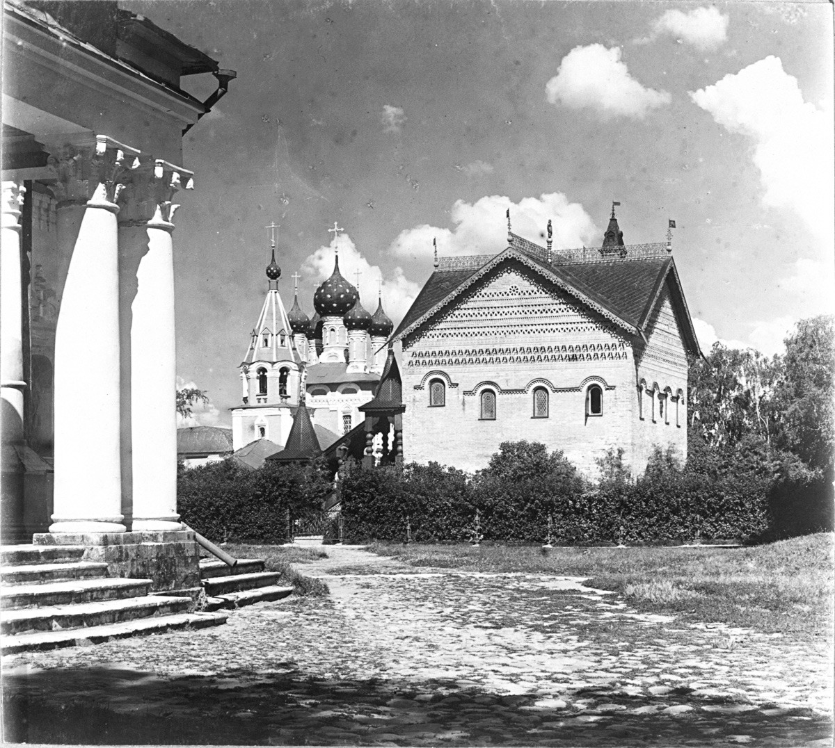 Palace (Chambers) of Uglich Princes, west view. Left: Church of Tsarevich Dmitry. Late summer 1910.