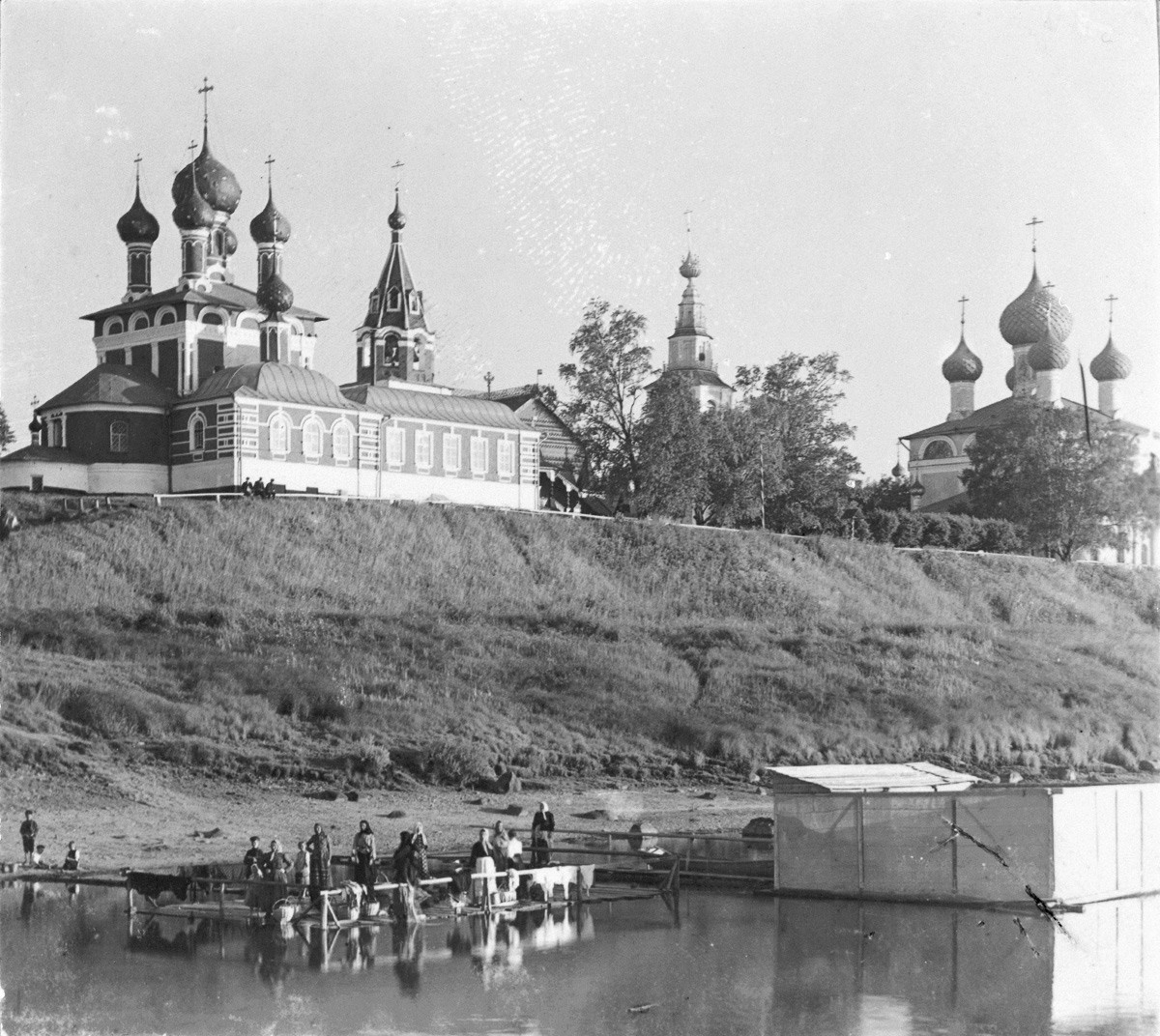 Church of Tsarevich Dmitry.  Northeast view from Volga River. Foreground: washing clothes in Volga River. Right: Transfiguration Cathedral. Late summer 1910.