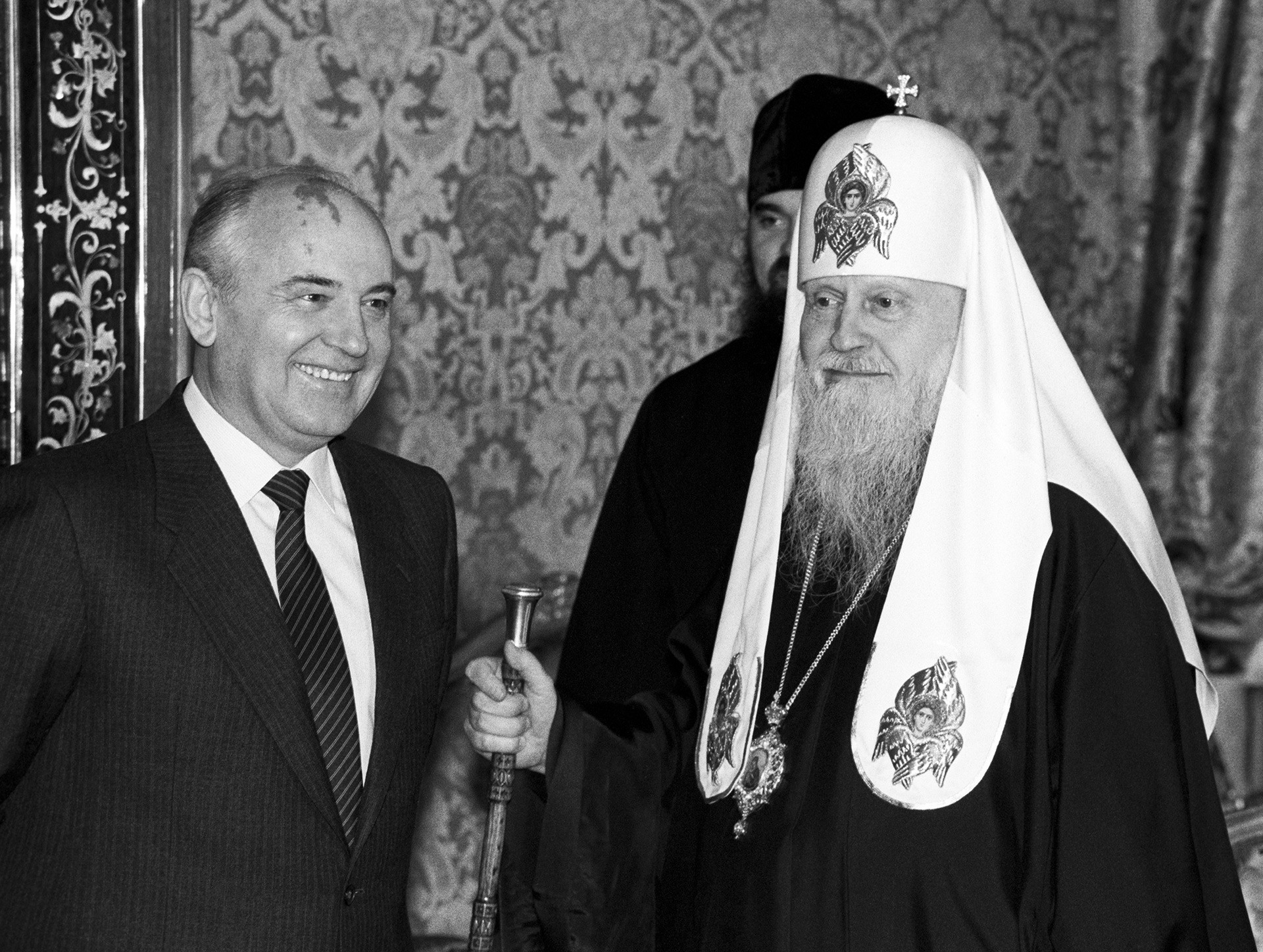 ソビエト連邦共産党書記長ミハイル・ゴルバチョフとモスクワ総主教ピメン。ロシアのキリスト教受容1000周年を記念する会合にて。