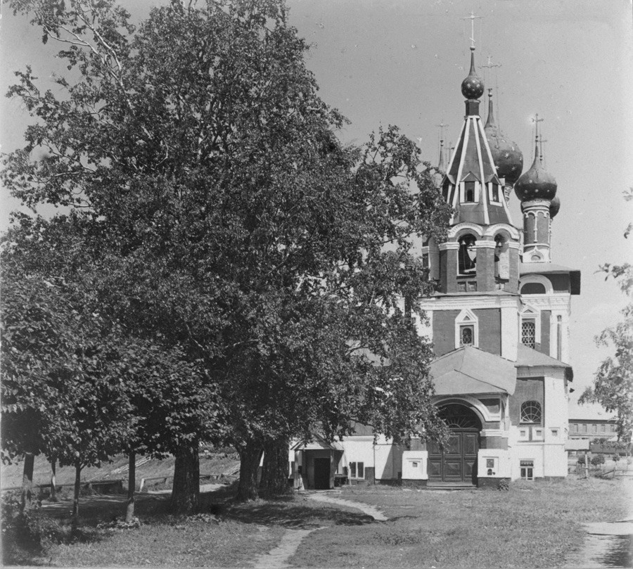 Chiesa dello Zarevic Dmitrij. Vista ovest con campanile sopra l’ingresso principale. Fine estate 1910
