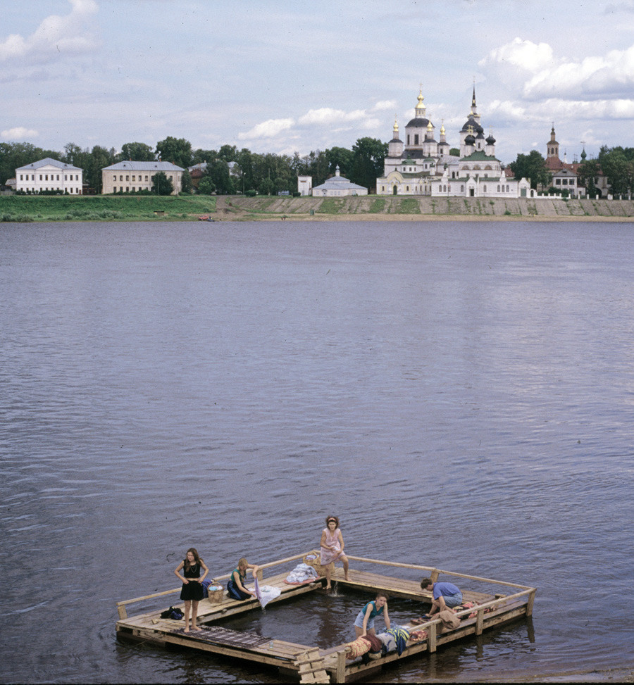 Velikij Ustjug. Lavaggio dei panni nel fiume Sukhona. Sfondo: ensemble della cattedrale della Dormizione. 23 luglio 1998