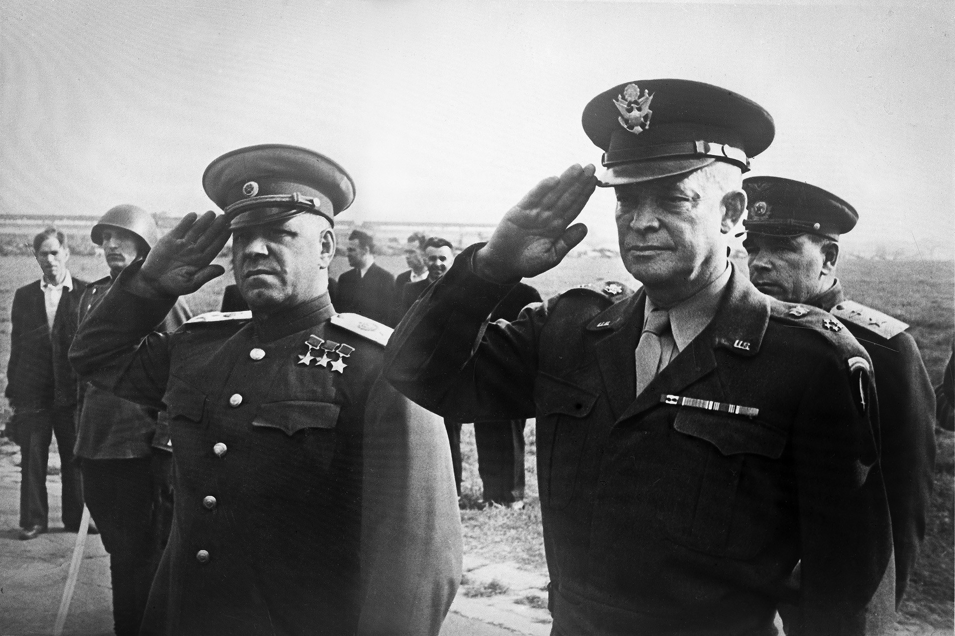 Marschall Georgi Schukow (links) und General Dwight Eisenhower beim Empfang in Moskau