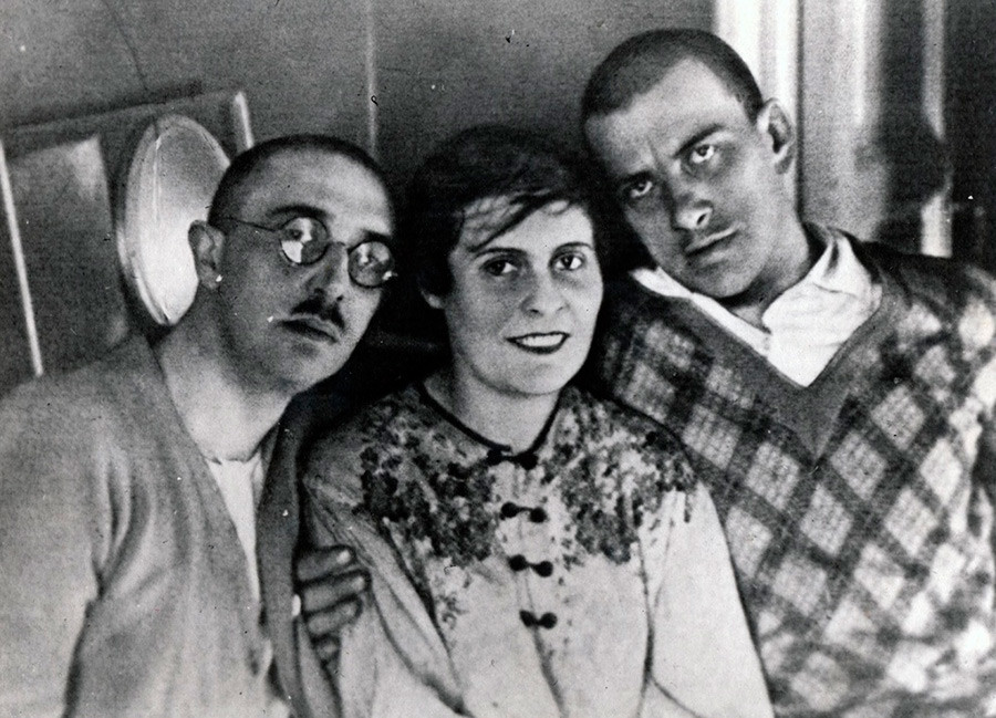 オシプとリーリャ・ブリーク、ウラジーミル・マヤコフスキー。（左から右）