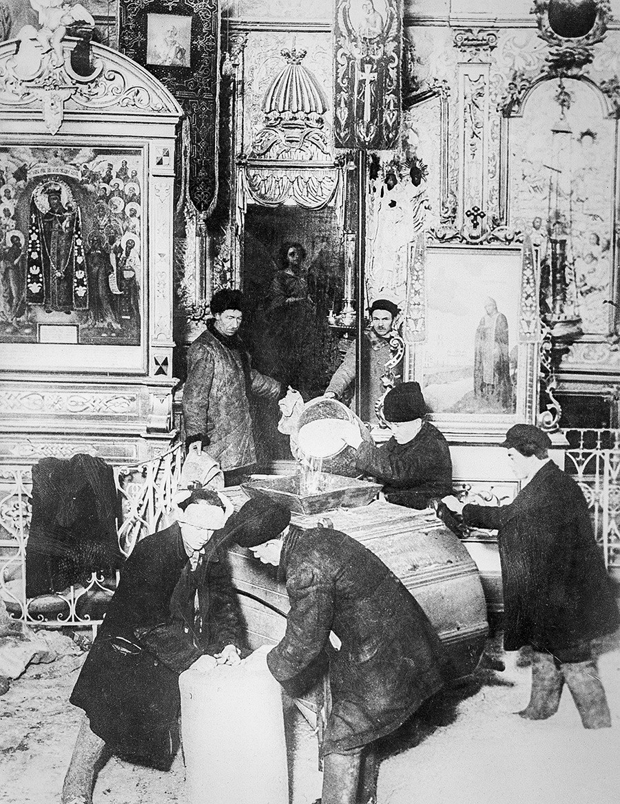 Kaum Bolshevik menyita aset-aset gereja, awal 1920-an.