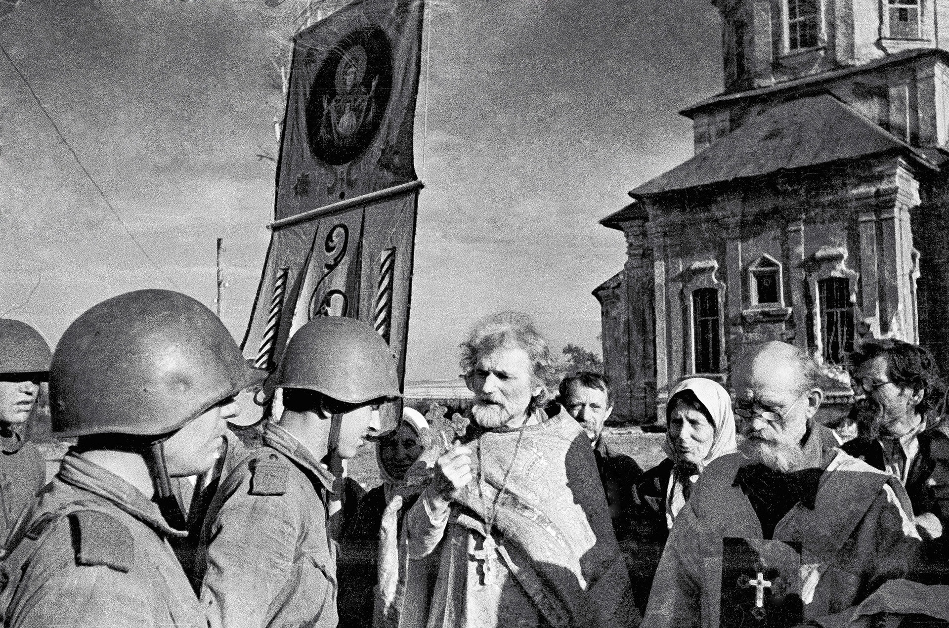 Seorang pendeta memberkati para tentara selama Perang Patriotik Raya, 1943.