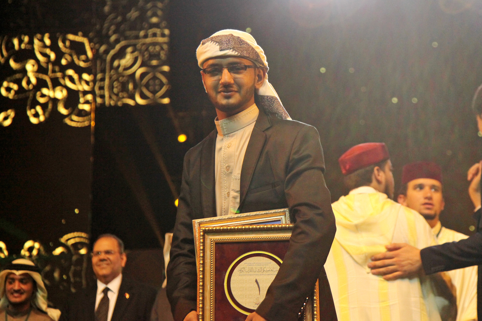 Juara pertama MHQ Internasional Moskow Al-Awsagi Abdulhakim dari Yaman seusai menerima penghargaan pada Festival Alquran di Crocus City Hall, Moskow, Rusia, Minggu (21/10).
