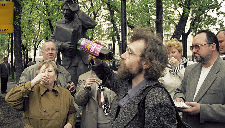 Ponekad se Jerofejevljevi poklonici sastaju ispred njegovog spomenika u centru Moskve – i, naravno, piju.