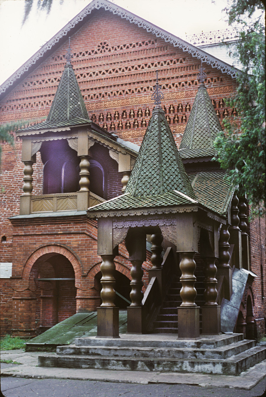 ウグリチ公の館。北側。19世紀末にニコライ・スルタノフが建て増しした階段が見える。1987年8月9日。