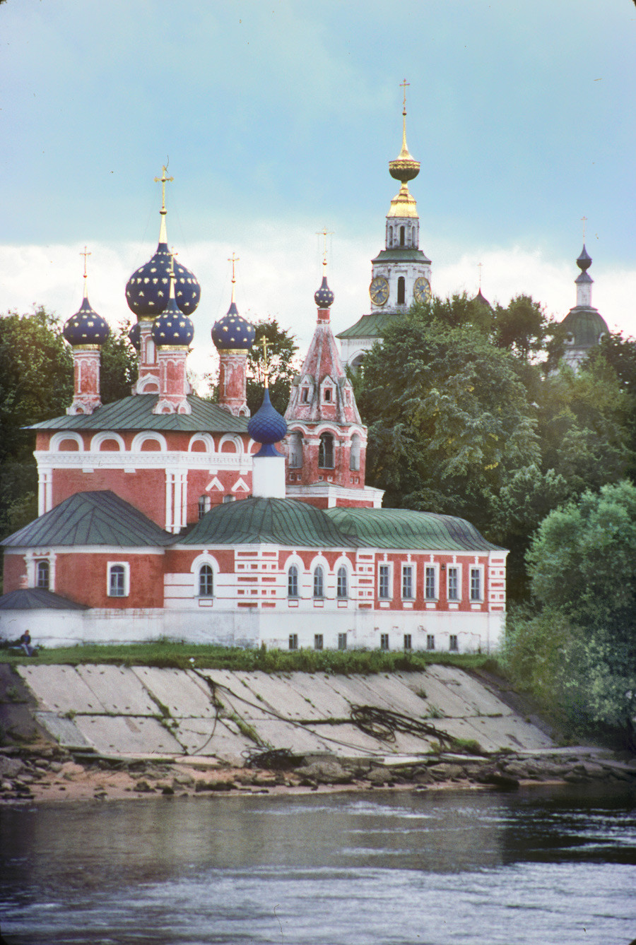 「血の上の聖デミトリオス聖堂」。ヴォルガ川から見た北東側。前面は、建て増しされた、ヤロスラヴリの名匠たちが建てた礼拝堂（1860～61）。後方は鐘楼。1991年8月9日。