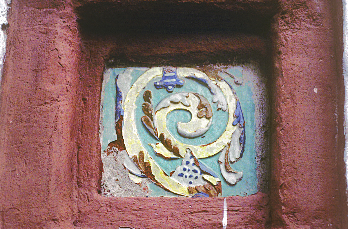 「血の上の聖デミトリオス聖堂」。陶製のタイル。南側正面。1987年8月9日。