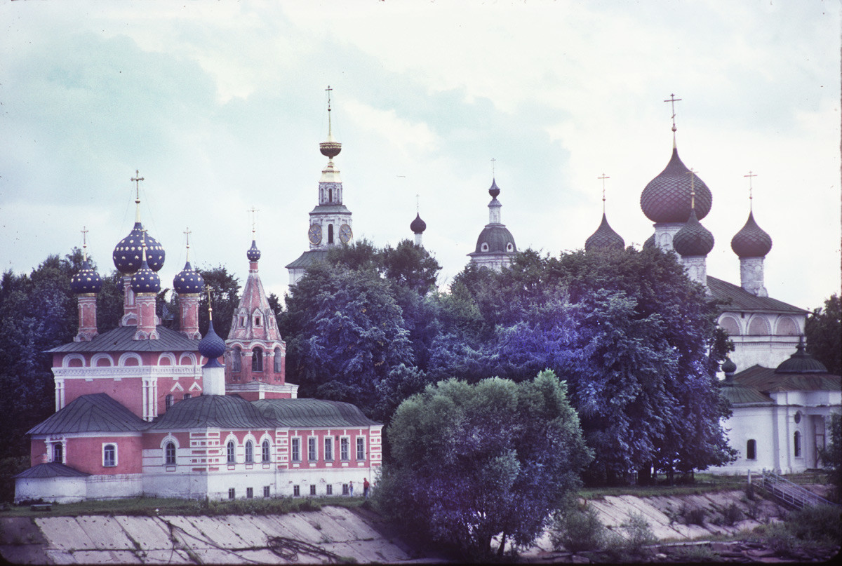 ウグリチのクレムリン。ヴォルガ川から見た北東側。左から、「血の上の聖デミトリオス聖堂」、鐘楼、カザンの生神女（聖母）聖堂、スパソ・プレオブラジェンスキー大聖堂（救世主顕栄大聖堂）。1991年8月9日。